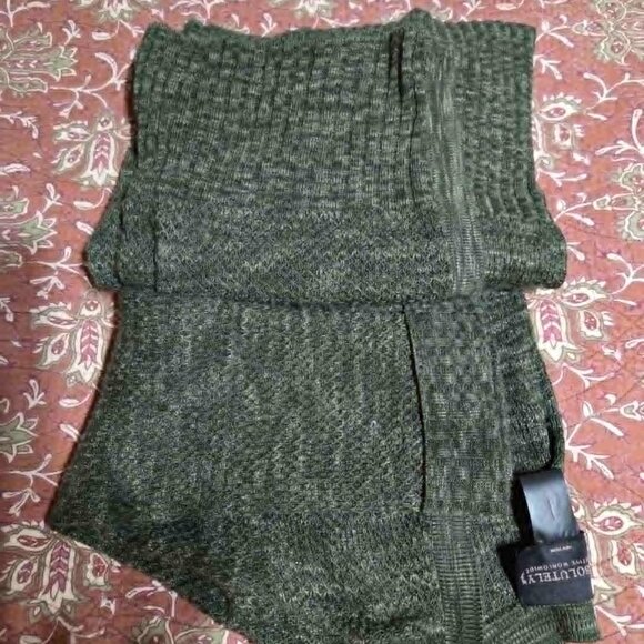 Women's Sweaters - Picture 7 of 8